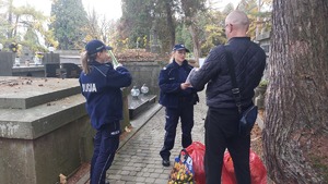 policjanci podczas działań na cmentarzu