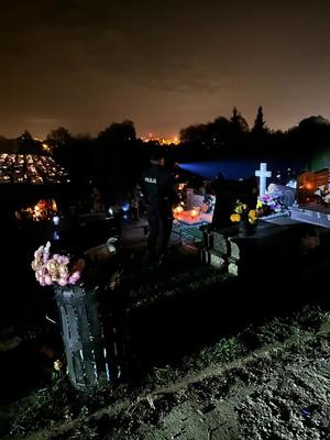 policjanci podczas działań na cmentarzu