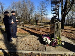 policjanci przy pamiątkowej tablicy w Kalwarii Pacławskiej