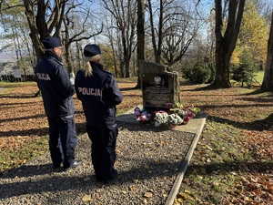 policjanci przy pamiątkowej tablicy w Kalwarii Pacławskiej