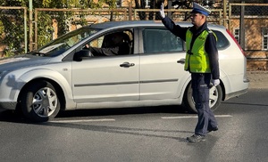 policjanci podczas działań Znicz 2024 na terenie Przemyśla w rejonie cmentarzy