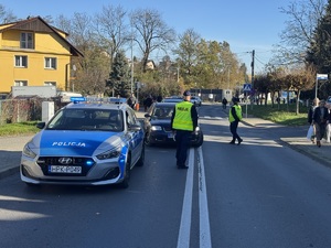 policjanci podczas działań Znicz 2024 na terenie Przemyśla w rejonie cmentarzy