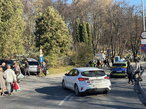 policjanci podczas działań Znicz 2024 na terenie Przemyśla w rejonie cmentarzy