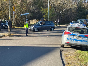 policjanci podczas działań Znicz 2024 na terenie Przemyśla w rejonie cmentarzy