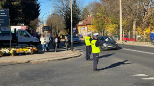 policjanci podczas działań Znicz 2024 na terenie Przemyśla w rejonie cmentarzy