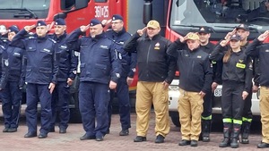 policjanci na terenie Komendy Miejskiej Państwowej Straży Pożarnej w Przemyślu razem ze strażakami oddają hołd ratownikowi medycznemu