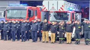 policjanci na terenie Komendy Miejskiej Państwowej Straży Pożarnej w Przemyślu razem ze strażakami oddają hołd ratownikowi medycznemu