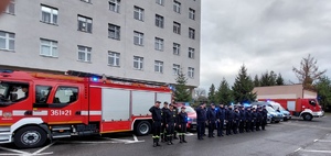 policjanci z przemyskiej komendy i jednostek podległych oddają hołd śp. asp. szt. Mateuszowi Biernackiemu