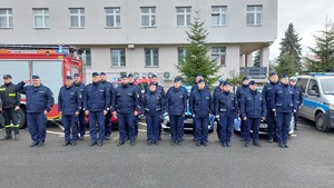 policjanci z przemyskiej komendy i jednostek podległych oddają hołd śp. asp. szt. Mateuszowi Biernackiemu