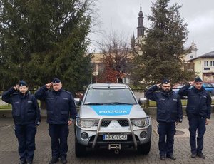 policjanci z przemyskiej komendy i jednostek podległych oddają hołd śp. asp. szt. Mateuszowi Biernackiemu