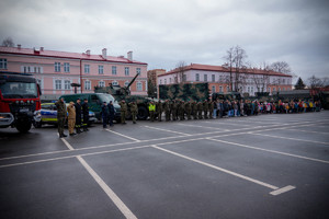 policjanci i inne służby oddają hołd śp. asp. szt. Maateuszowi Biernackiemu na terenie jednostki 5. Bataliony Strzelców podhalańskich