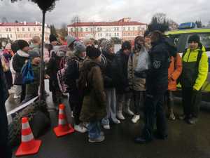 Policjantki z przemyskiej komendy podczas Dni Otwartych Koszar w 5. Batalionie Strzelców Podhalańskich w Przemyślu na stoisku informacyjnym z uczestnikami