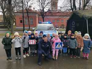 Policjantki z przemyskiej komendy podczas Dni Otwartych Koszar w 5. Batalionie Strzelców Podhalańskich w Przemyślu na stoisku informacyjnym z uczestnikami