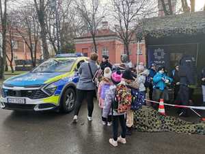 Policjantki z przemyskiej komendy podczas Dni Otwartych Koszar w 5. Batalionie Strzelców Podhalańskich w Przemyślu na stoisku informacyjnym z uczestnikami