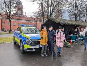 Policjantki z przemyskiej komendy podczas Dni Otwartych Koszar w 5. Batalionie Strzelców Podhalańskich w Przemyślu na stoisku informacyjnym z uczestnikami