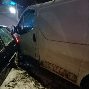 Samochód volkswagen i renault po zdarzeniu drogowym w Prałkowcach. samochody zaparkowane na poboczu.