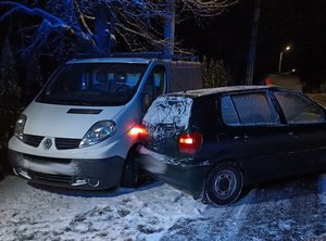 Samochód volkswagen i renault po zdarzeniu drogowym w Prałkowcach. samochody zaparkowane na poboczu.