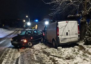 Samochód volkswagen i renault po zdarzeniu drogowym w Prałkowcach. samochody zaparkowane na poboczu.