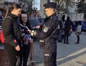 Policjantka z uczestnikami 33. Finału