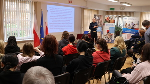 zdjęcia z konferencji inaugurującej Kampanię #WIDOCZNIWMROKU , która odbyła się w Przemyślu w Podkarpackim Centrum Edukacji Nauczycieli. Uczestnicy siedzący podczas prelekcji