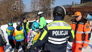 zdjęcia ze spotkania z młodzieżą i dziećmi na stoku w Przemyślu w ramach akcji Kręci mnie bezpieczeństwo na stoku. Policjantki podczas zabaw i konkursów z uczestnikami.