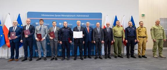 zdjęcie grupowe przedstawicieli podczas odpisania porozumienia pomiędzy MSWiA a przedstawicielami związków zawodowych służb mundurowych podległych resortowi