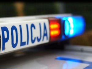belka radiowozu policyjnego znajdująca się na dachu z napisem policja i światłami błyskowymi w kolorze niebieskim i czerwonym