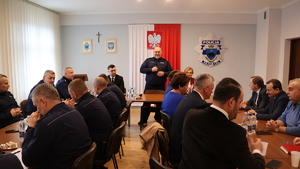 policjanci i przedstawiciele samorządów podczas spotkania na auli w Komendzie Miejskiej Policji w Przemyślu