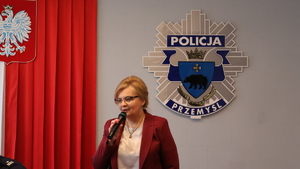 policjanci i przedstawiciele samorządów podczas spotkania na auli w Komendzie Miejskiej Policji w Przemyślu