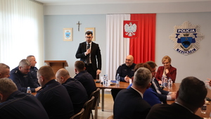 policjanci i przedstawiciele samorządów podczas spotkania na auli w Komendzie Miejskiej Policji w Przemyślu