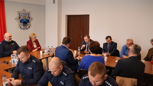 policjanci i przedstawiciele samorządów podczas spotkania na auli w Komendzie Miejskiej Policji w Przemyślu