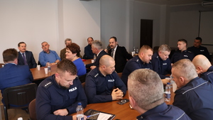 policjanci i przedstawiciele samorządów podczas spotkania na auli w Komendzie Miejskiej Policji w Przemyślu