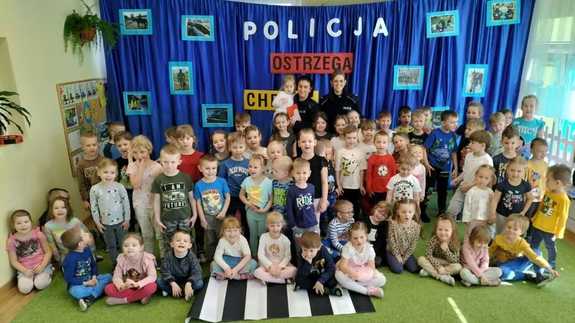 policjantki z podczas prelekcji z przedszkolakami