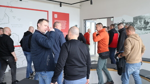 policjanci podczas zwiedzania Centrum Dowodzenia Twierdza Przemyśl