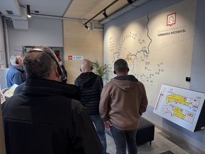 policjanci podczas zwiedzania Centrum Dowodzenia Twierdza Przemyśl