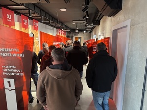 policjanci podczas zwiedzania Centrum Dowodzenia Twierdza Przemyśl