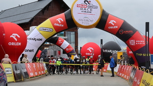 w tle meta i start &quot;Orlen Lang Team Race&quot; i &quot;Orlen Wyścig Narodów&quot; oraz grupa kolarzy