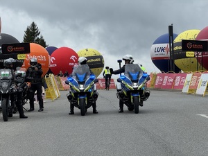 policyjne motocykle a w tle meta i start &quot;Orlen Lang Team Race&quot; i &quot;Orlen Wyścig Narodów&quot;