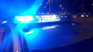 na zdjęciu widoczna listwa radiowozu umieszczona na dachu z włączonymi światłami błyskowymi niebieskimi i napisem Policja