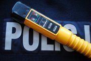 urządzenie do badania stanu trzeźwości, w tle napis Policja
