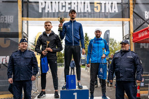 uczestnicy biegu Pancerana piątka podczas wręczania nagród