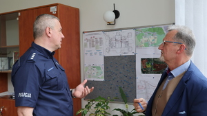 Naczelnik Wydziału Prewencji KMP w Przemyślu i Kanclerz PANS      
w Przemyślu podczas spotkania na uczelni