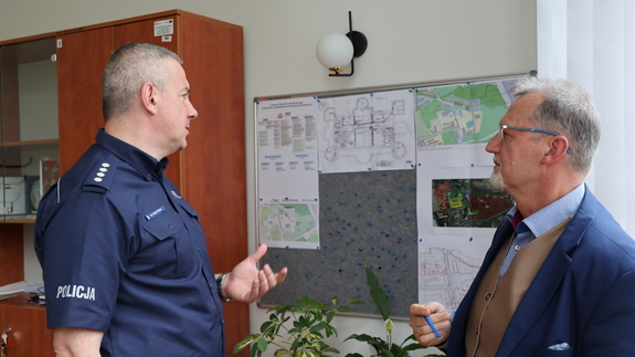 Naczelnik Wydziału Prewencji KMP w Przemyślu i Kanclerz PANS      
w Przemyślu podczas spotkania na uczelni