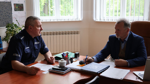Naczelnik Wydziału Prewencji KMP w Przemyślu i Kanclerz PANS      
w Przemyślu podczas spotkania na uczelni