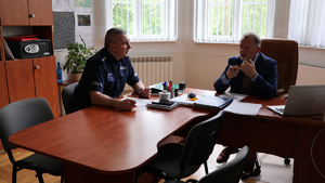 Naczelnik Wydziału Prewencji KMP w Przemyślu i Kanclerz PANS      
w Przemyślu podczas spotkania na uczelni