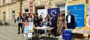 na zdjęciach młodzież- mieszkańcy Przemyśla wraz z przedstawicielami instytucji