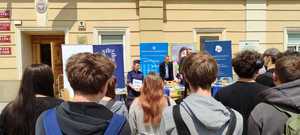 na zdjęciach młodzież- mieszkańcy Przemyśla wraz z przedstawicielami instytucji