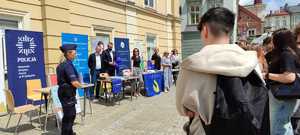 na zdjęciach młodzież- mieszkańcy Przemyśla wraz z przedstawicielami instytucji
