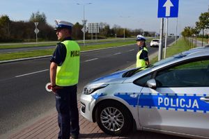 Policjanci stojący przy radiowozie