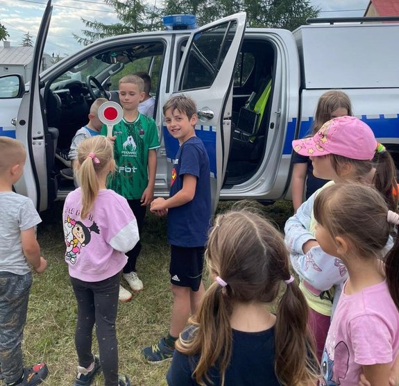 funkcjonariusze KP Medyka wraz z dziećmi uczestniczącymi w pikniku w miejscowości Kalników
